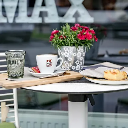 Lifestylehotel Max Отель *